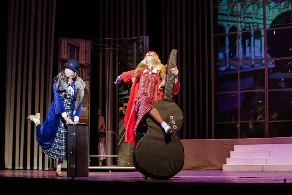 В джазе только девушки театр новосибирск. В джазе только девушки спектакль. В джазе только девушки театр новосибирск. В джазе только девушки кемерово музыкальный театр. В джазе только девушки музкомедия.