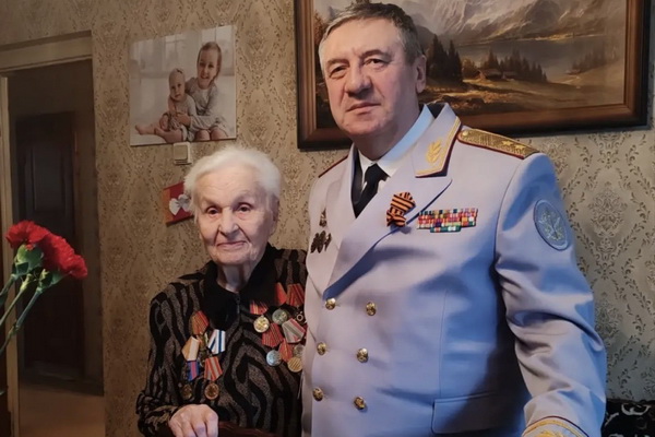 Начальник ГУФСИН России по г. Москве Сергей Мороз поздравил ветерана Великой Отечественной войны и уголовно-исполнительной системы Ираиду Васильевну Гвоздеву с Днем Победы