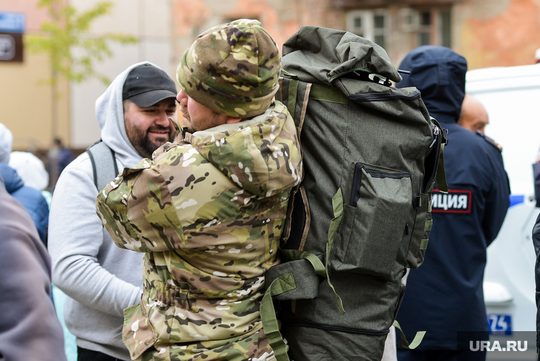 Отправка на службу мобилизованных Калининского и Курчатовского районов Челябинска. Челябинск, камуфляж, амуниция, рюкзак, военные сборы, мобилизация, мобилизованные, пункт сбора