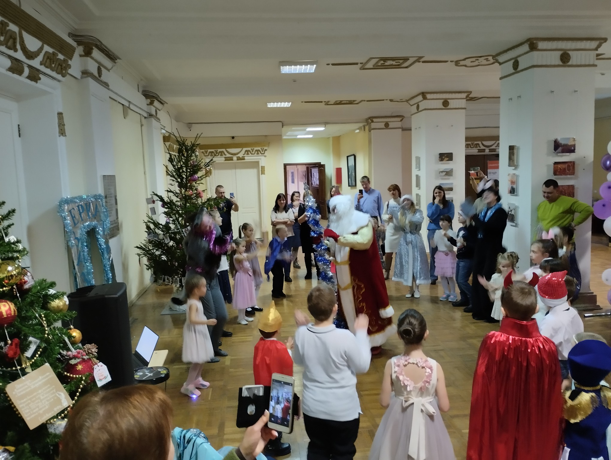 утренник в актовом зале с детьми. дом ветеранов новогоднее представление. дом ветеранов новогоднее представление. конкурсы на новый год в школе. рдк кабанск новогодние представления для детей.