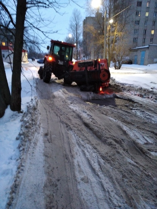 В Ярославле снегоуборочный трактор опрокинулся на снежных колдобинах