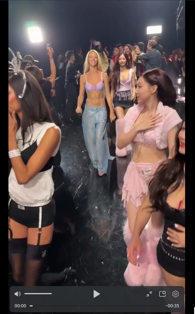 Эмили Ратаковски стала звездой шоу Victoria’s Secret, но и остальные были хороши