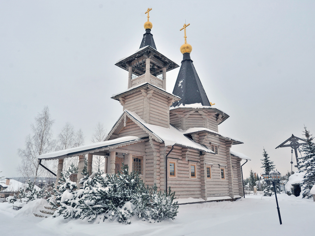 Фото Элеоноры Марченко / Деревянный храм, где служит Милош