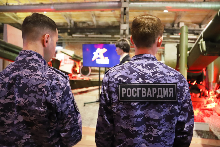 В Перми росгвардейцы посетили выставку «Оружие Победы»