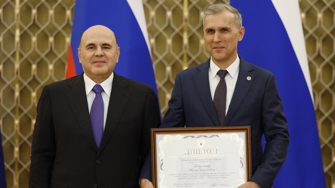 Михаил Мишустин вручил премии Правительства в области науки и техники. С начальником отдела - заместителем начальника управления разработки месторождений департамента разработки месторождений структурного подразделения «Татнефть-Добыча» публичного АО «Татнефть» имени В.Д.Шашина, кандидатом технических наук Маратом Инкилаповичем Амерхановым