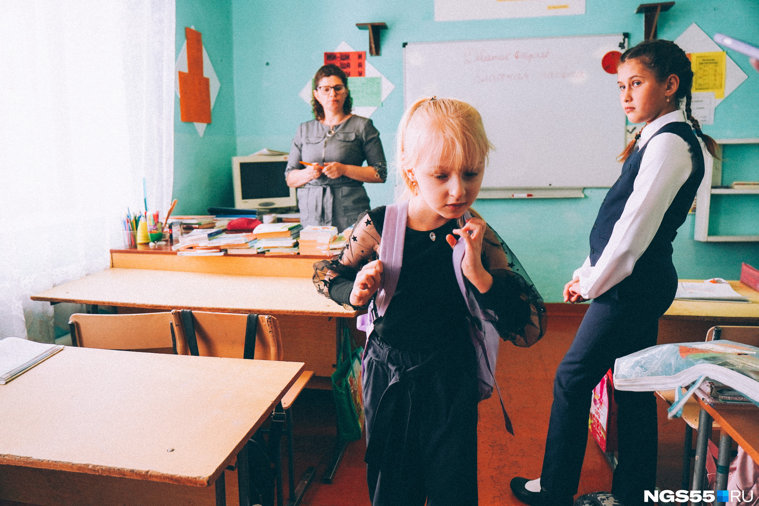 Пятеро школьников. Пятеро школьников. Учительница в школе голос. Дети школьники на белом фоне. Ученики фотосессия в парке.