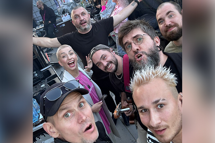 «Признаюсь, мне, как человеку старомодному, порой грустно, что в большей степени наше общение со слушателями, даже с друзьями, уходит в интернет»