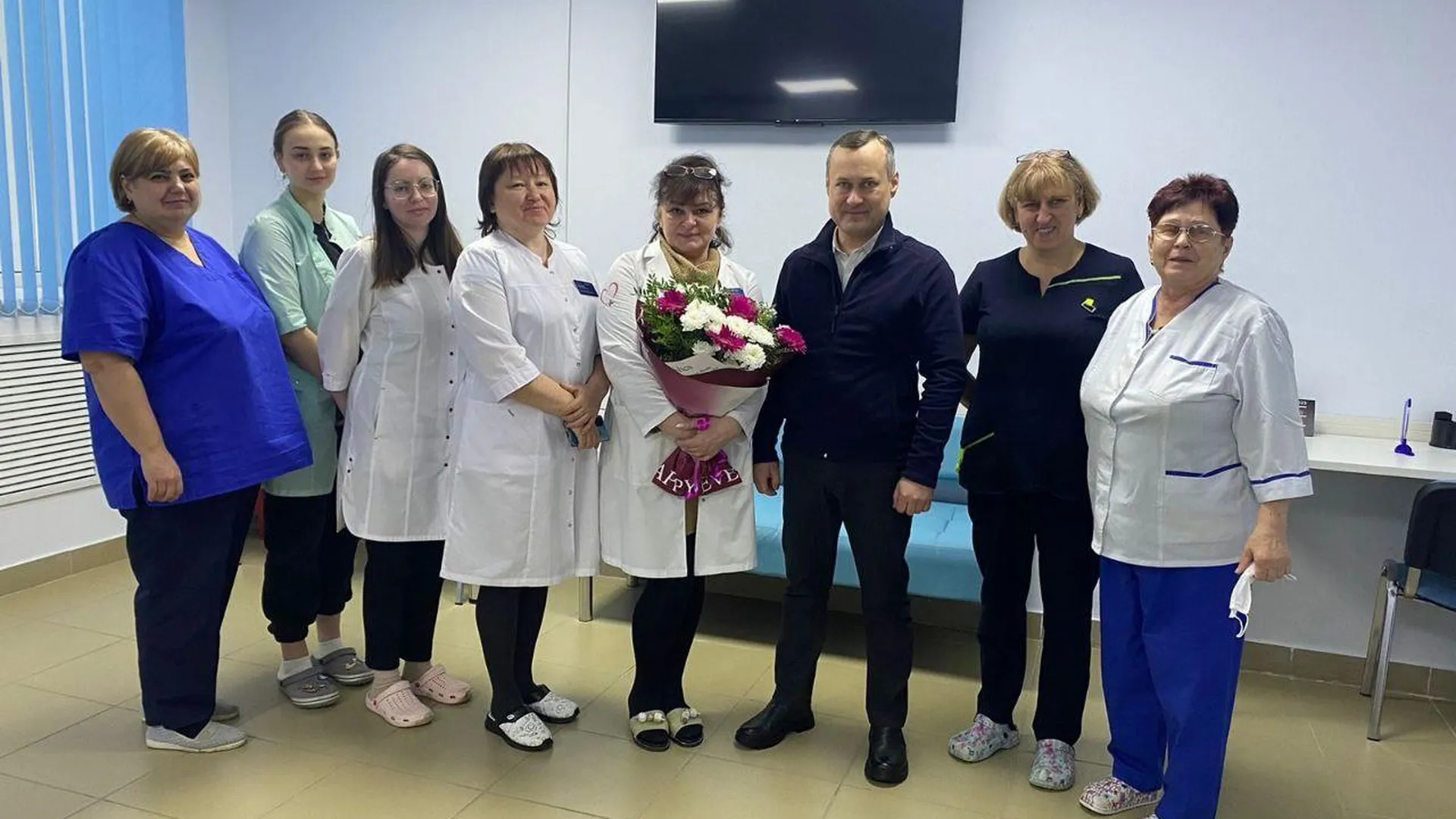 Глава ЗАТО «Молодежный» поздравил с днем рождения старшую медицинскую сестру поликлиники Ирину Валекжанину