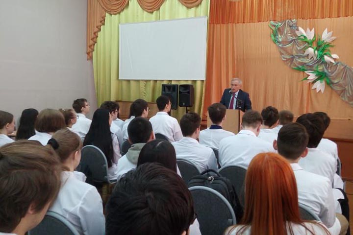 Владимир Костюш пообщался со школьниками Абакана 