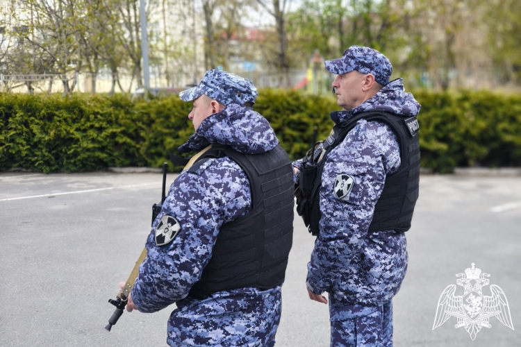 Сотрудники Росгвардии по «горячим следам» задержали четырех подозреваемых в серии краж из магазинов в Жуковке
