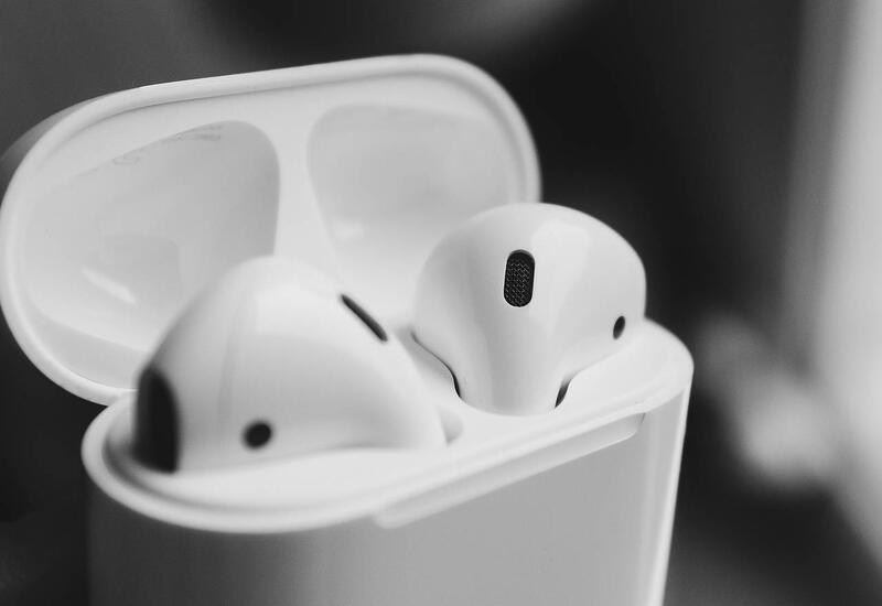 Чистка наушников apple. Грязные наушники airpods. Apple airpods 2. Беспроводные наушники вместо слухового аппарата. Проводные эирподсы тихо играют.