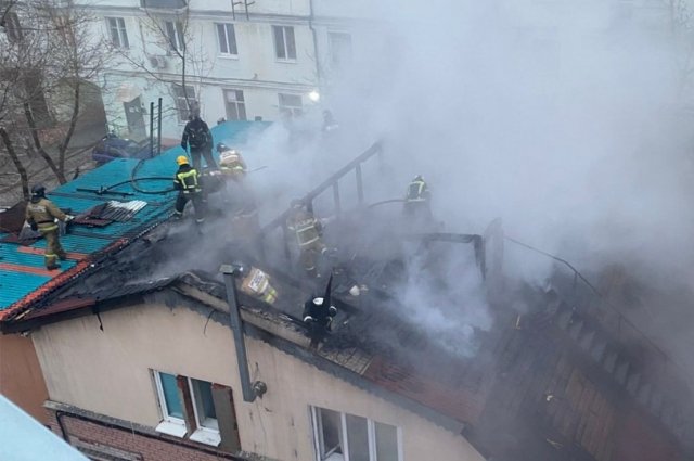 К прибытию пожарных горела крыша и этаж здания. 