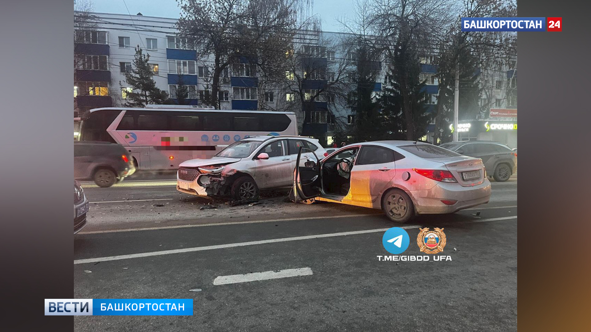 В Уфе в массовом ДТП на проспекте Октября пострадали два водителя | 1