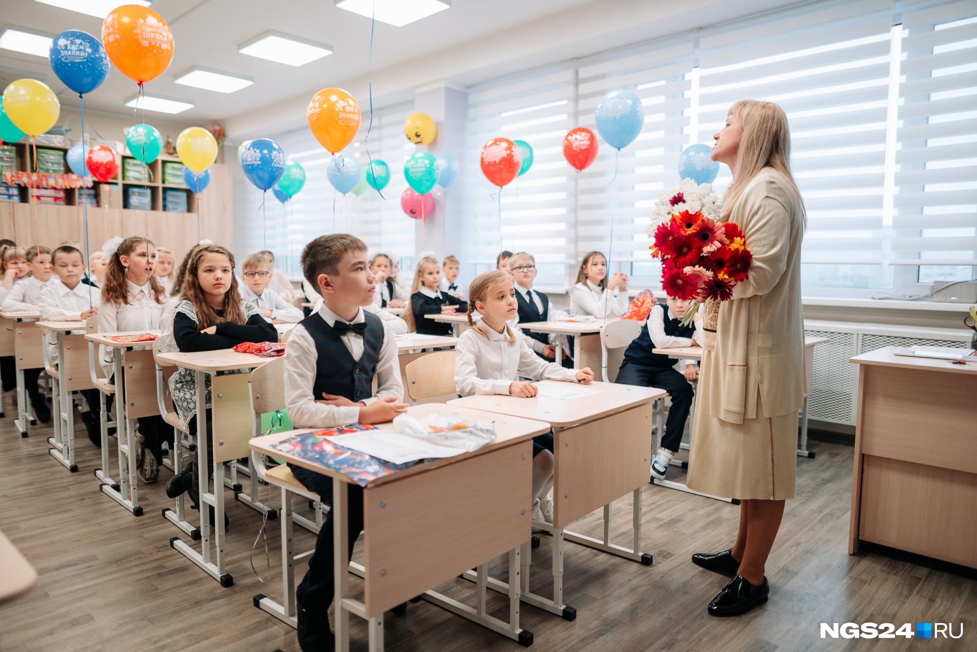 Есть ли в красноярске школа. Класс в школе. Школа первый класс. Школьный класс 1 сентября. 1 Сентября в школе первоклассники за партой.