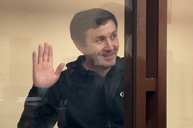 Аминову запрещено менять место жительства, т. е. переезжать куда-то или уезжать в отпуск, без уведомления УФСИН. Меру пресечения в виде запрета определенных действий оставили без изменений до вступления приговора в законную силу