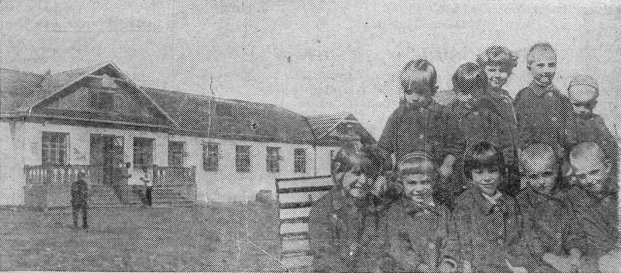 Посёлок Хатыннах. Ученики в ожидании первого дня учёбы. Конец августа 1940 года