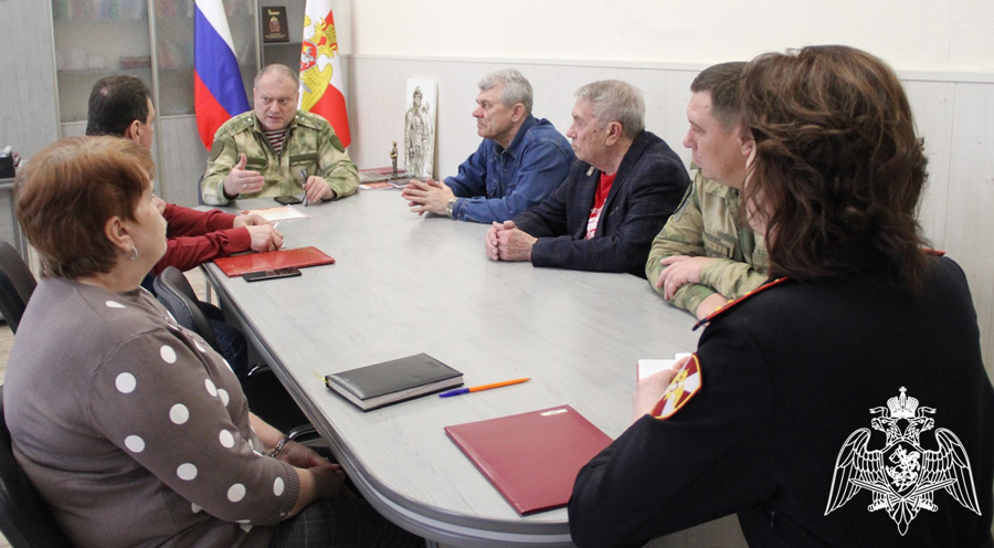 В преддверии празднования Дня Победы ветераны и начальник территориального управления Росгвардии в Тюмени встретились за круглым столом