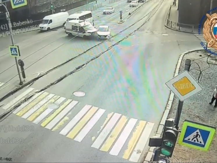В центре Калининграда авария с участием скорой помощи закончилась травмами