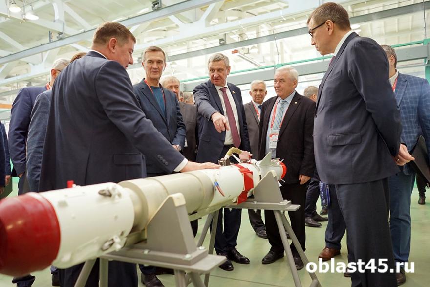 Сенатор Муратов поздравил артиллеристов и курганских оборонщиков