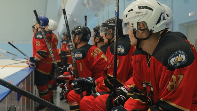 Хоккейный сезон в Сургуте открылся с товарищеского матча между «Октаном» и «Песчаными лисами»