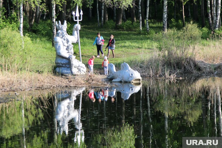 Праздник воды особенно популярен в детских лагерях, санаториях, на курортах и городских пляжах