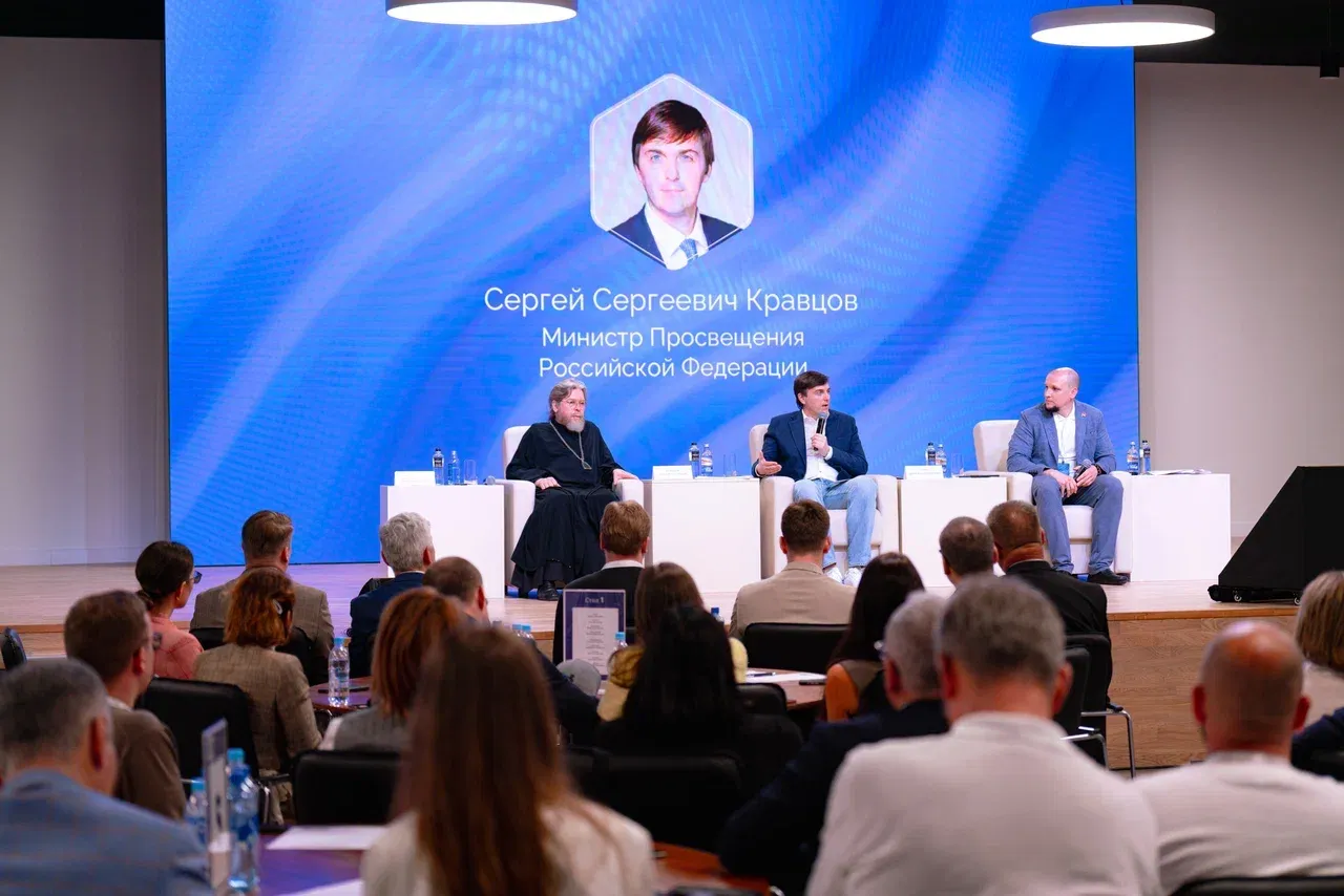 Кравцов: задача парков «Россия – моя история» – формировать мировоззрение молодежи></div><div class=