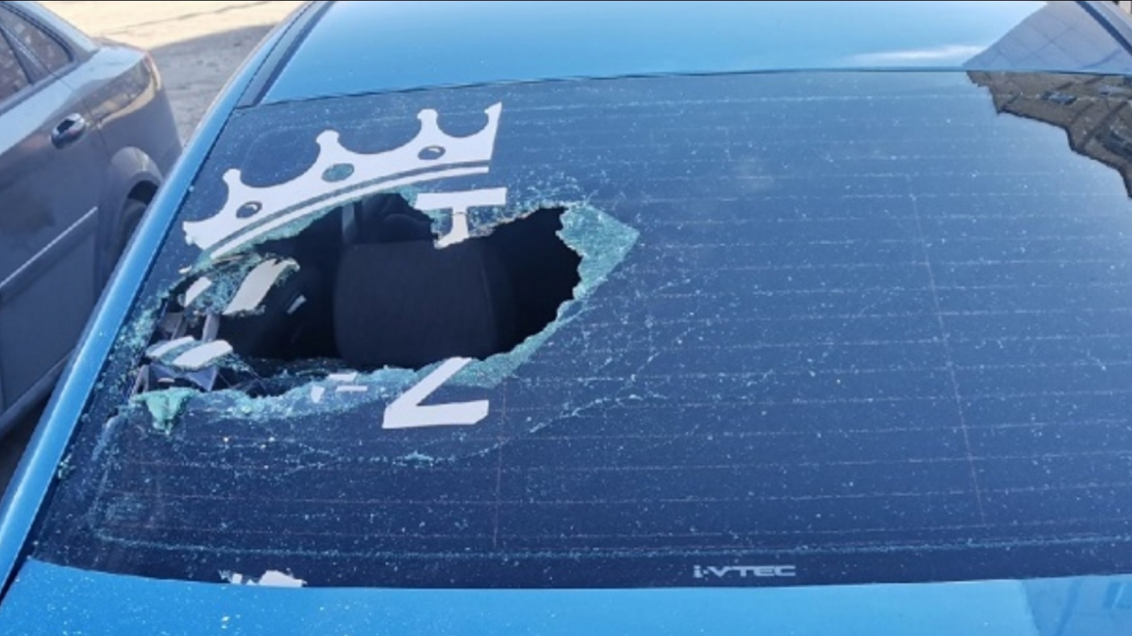 Разбили машину камнем. Разбить стекло. Вандализм разбивание стёкол авто. Неизвестные разбили припаркованный автомобиль в Мурманске.