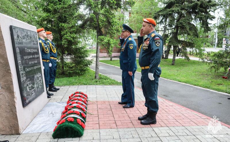 Сотрудники МЧС Омской области получили награды в День Победы