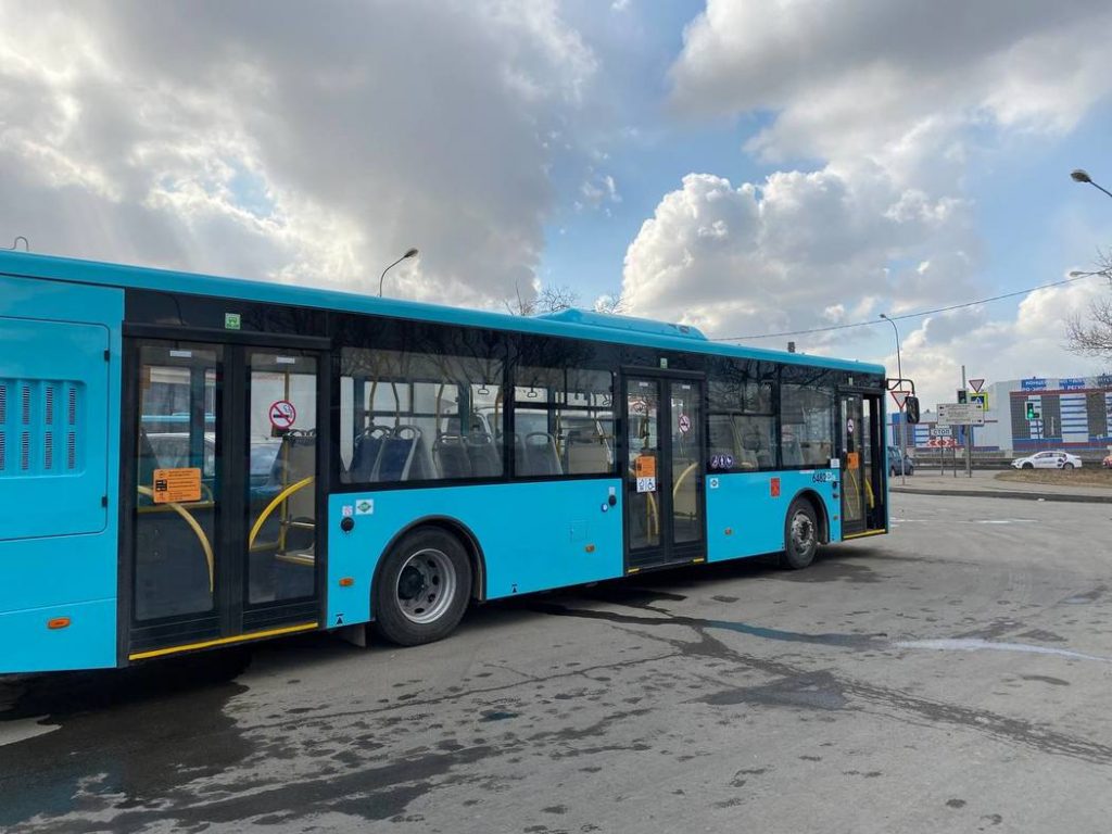 В Петербурге пассажирский автобус повис на разделительной полосе