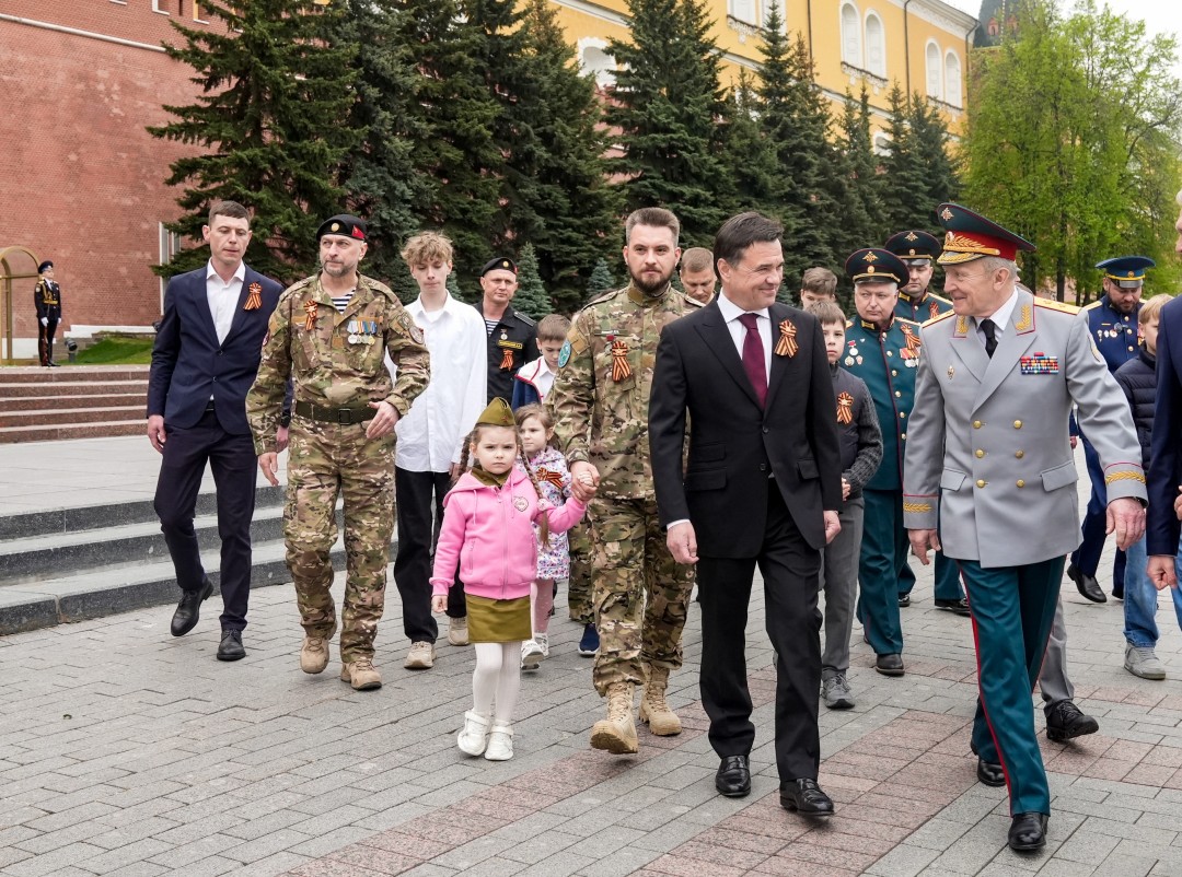 Андрей Воробьев с сыновьями почтил память героев Великой Отечественной войны