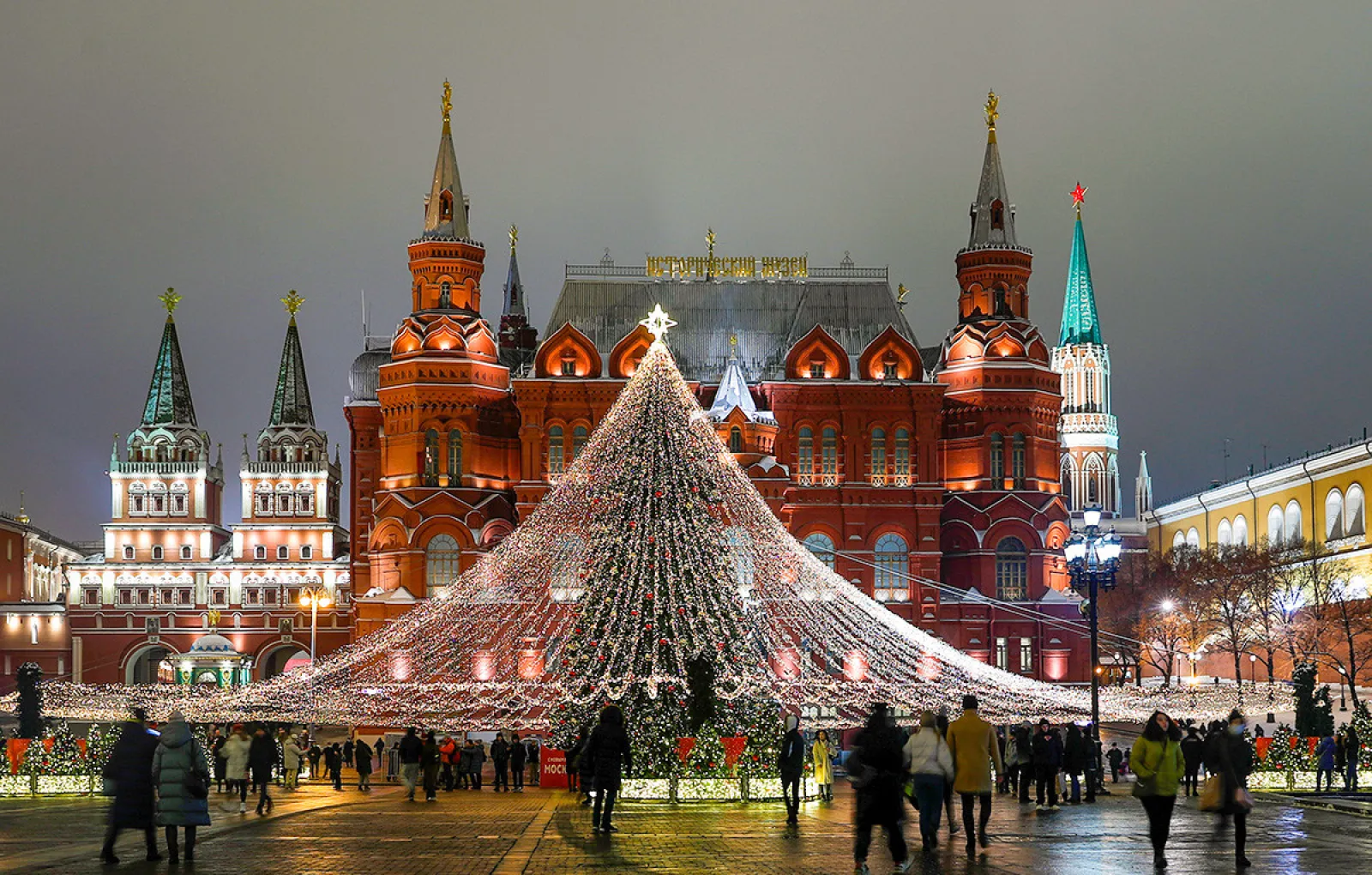 Москва красная площадь новый. Елка на Манежной площади 2021. Манежная площадь Москва новый год 2021. Москва декабрь 2020 елка Манежная. Манежная площадь украшена 2021.