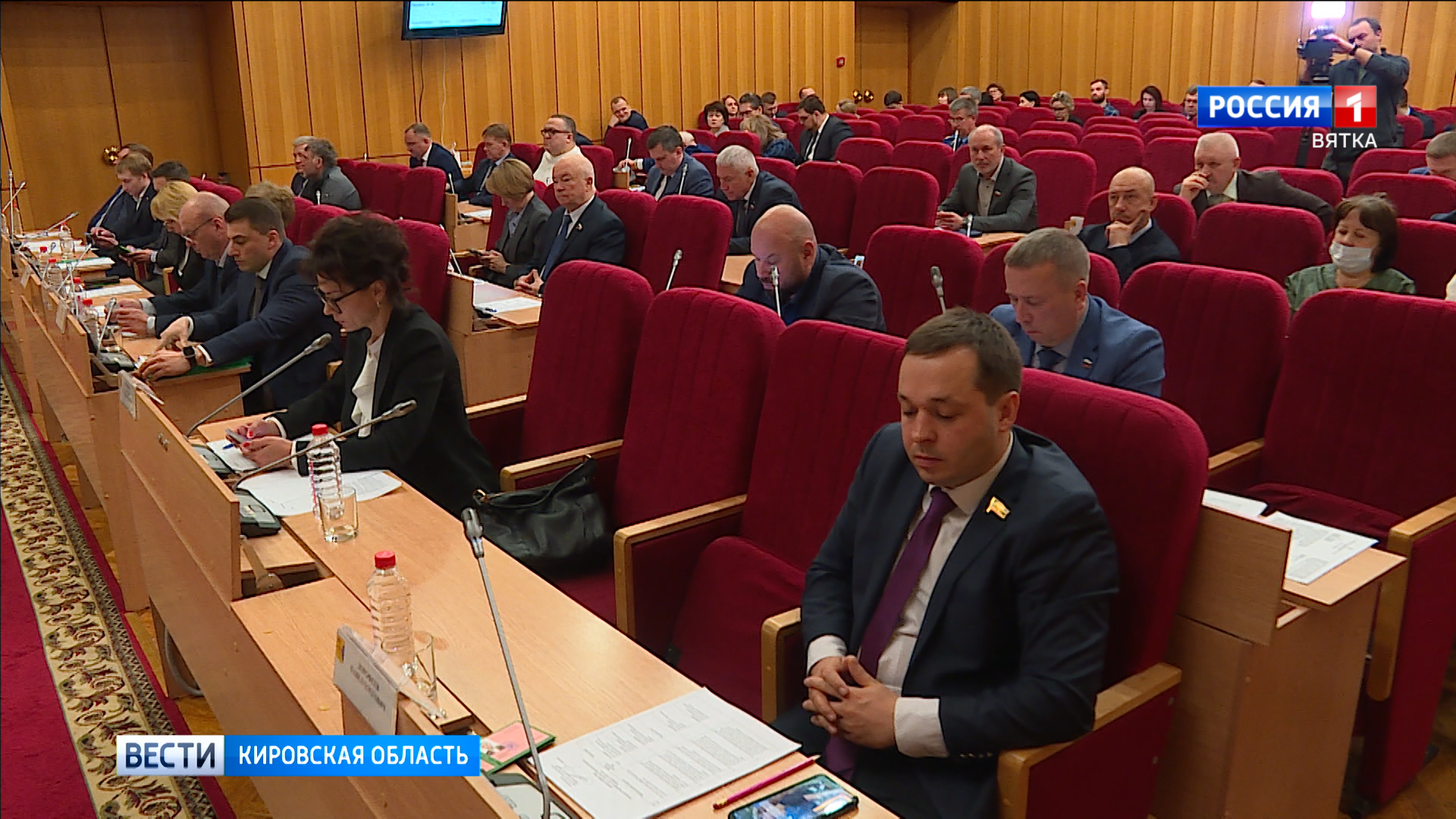 Депутаты Заксобрания приняли новые меры поддержки учителей и повышение зарплат бюджетников