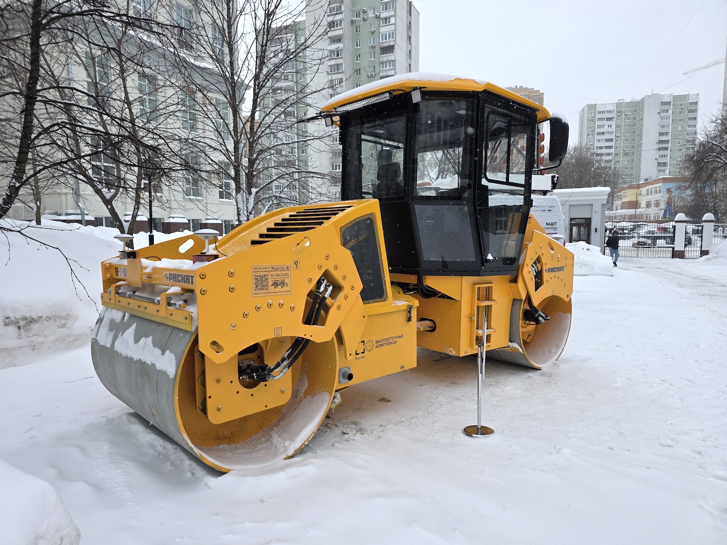 «Высокоточные комплексы» впервые показали в столице автоматизированные катки и электропогрузчик