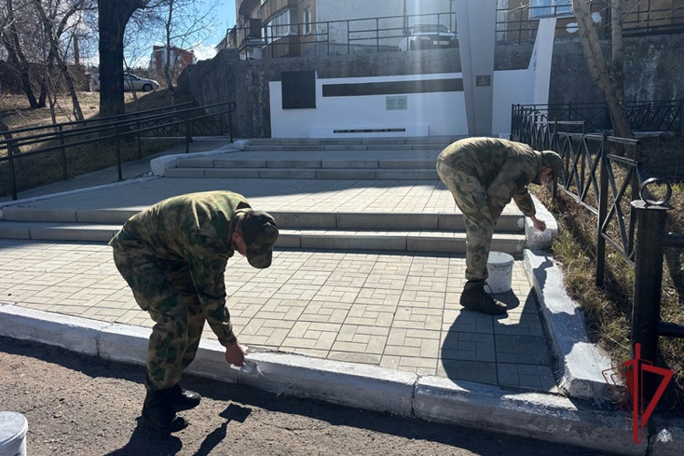 В Улан-Удэ росгвардейцы убрались на мемориале воинам, павшим в Великой Отечественной войне