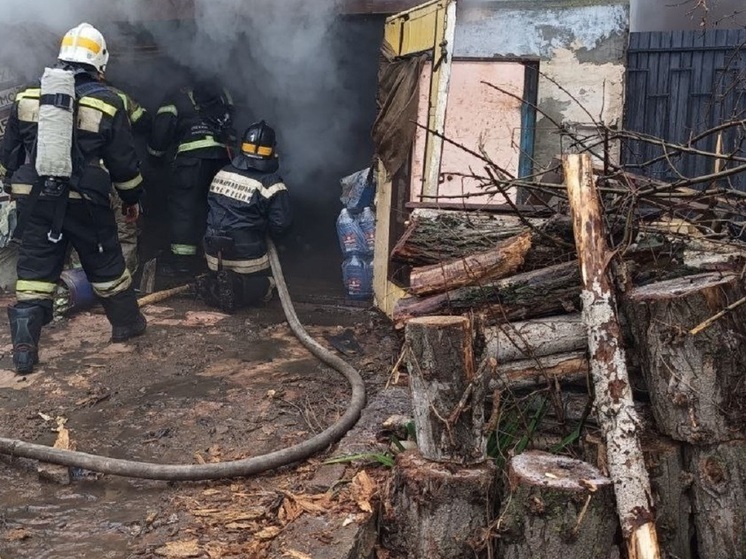 В Волгограде огнеборцы предотвратили взрыв газовых баллонов при тушении пожара