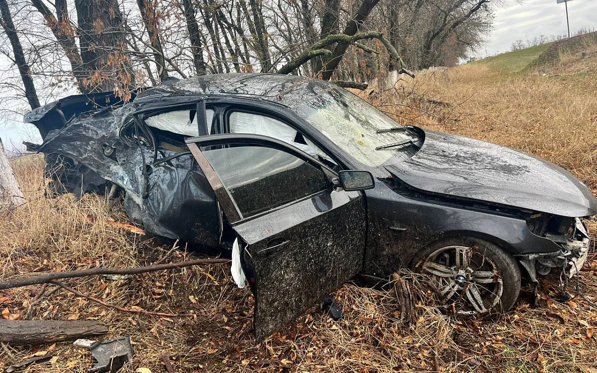 На Кубани при столкновении мультивена и BMW пострадали 8 человек