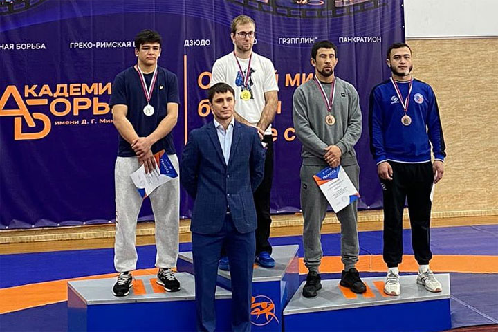 Борцы из Хакасии стали призерами чемпионата Сибири