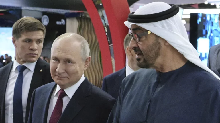 Президент РФ Владимир Путин (слева) и президент ОАЭ Мухаммед Бен Заид Аль Нахайян (справа) во время встречи на XXVI Петербургском международном экономическом форуме