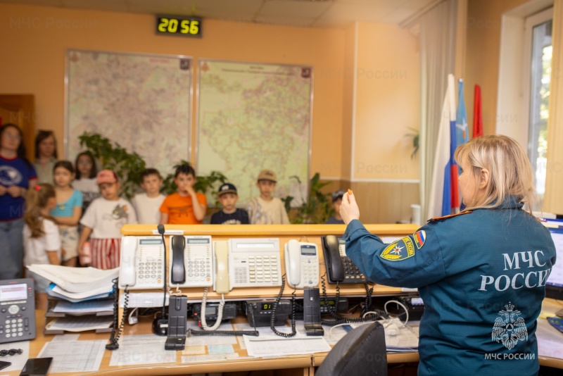 Безопасность с юных лет: МЧС России проводит уроки для школьников в пожарных частях