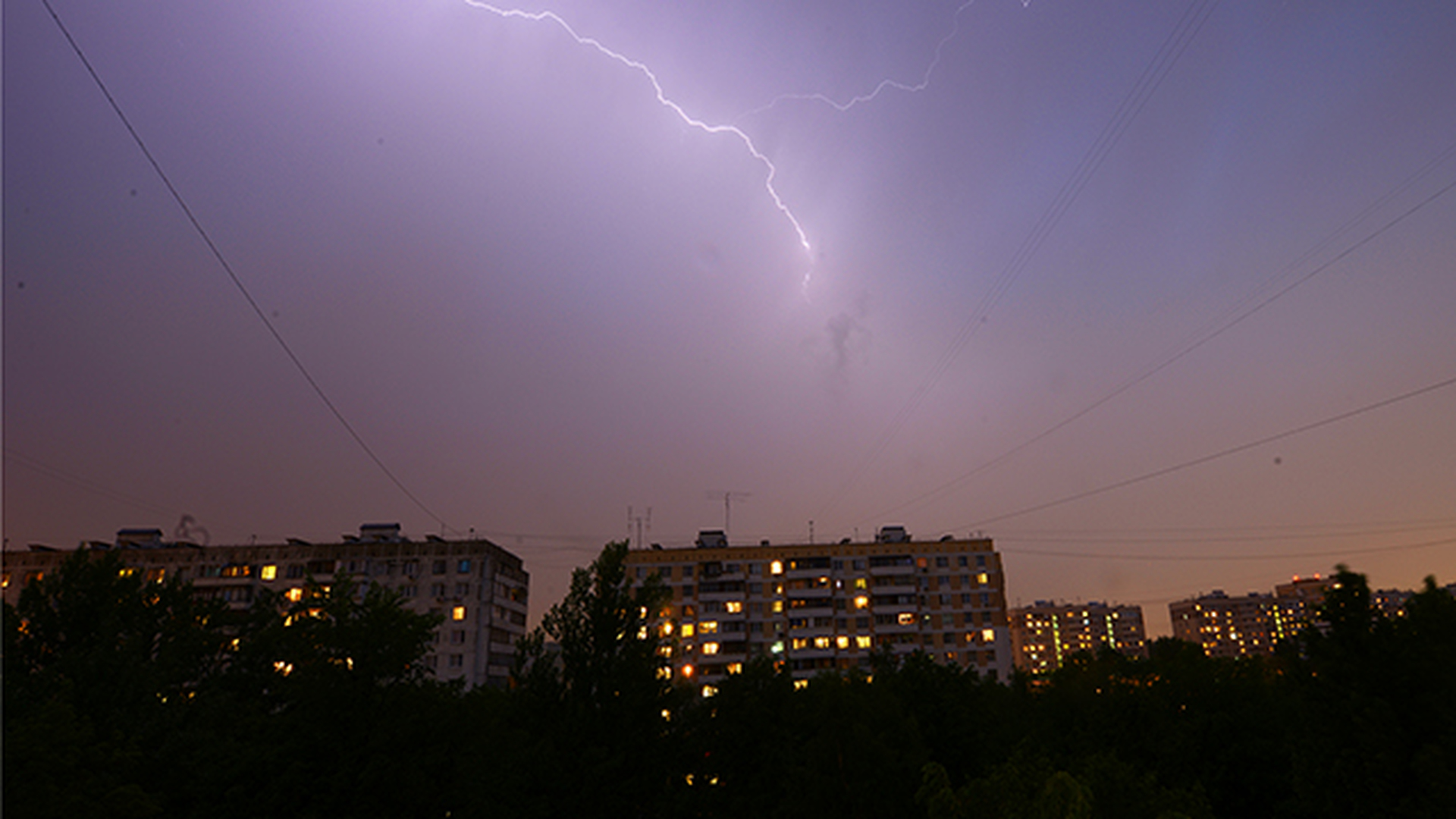 Молния на небе. Шаровая молния в Астрахани. Дождь в Москве. Ливень в Москве фото.