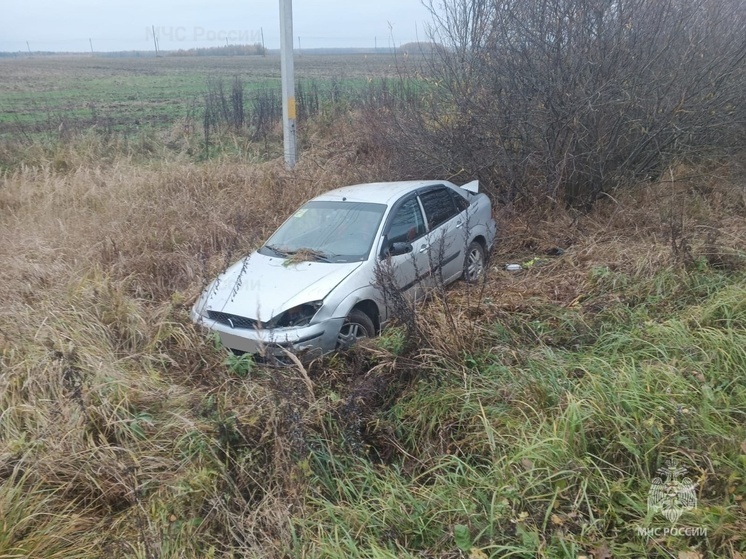 В калужском Кировском районе Ford улетел в кювет: есть пострадавший