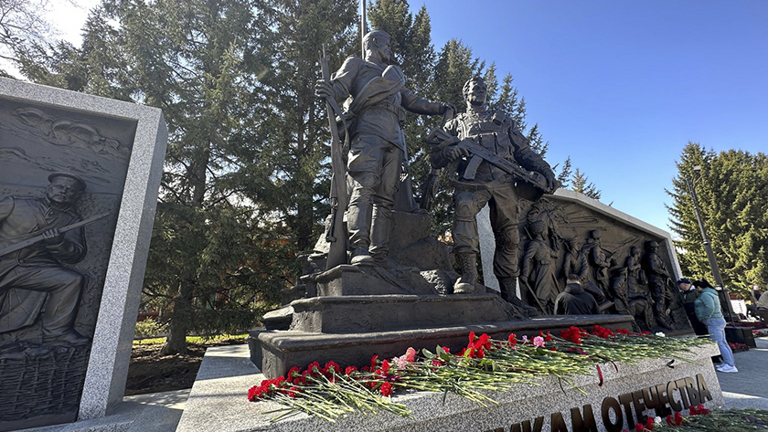 Памятник защитникам Отечества, посвященный воинам разных эпох, торжественно открыли в Благовещенске - gtrkamur.ru