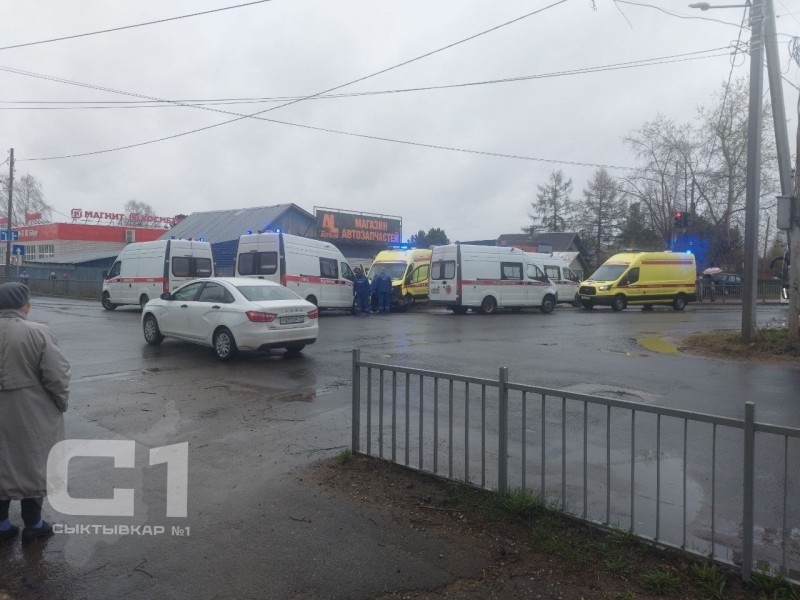 Четыре человека пострадали в ДТП с машиной реанимации в Сыктывкаре