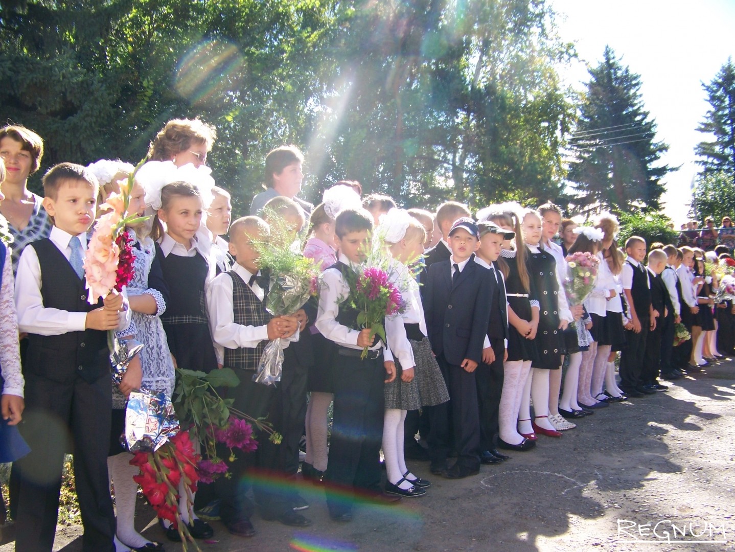 Торжественная линейка, посвященная Дню знаний в Кучукской средней школе. Алтайский край