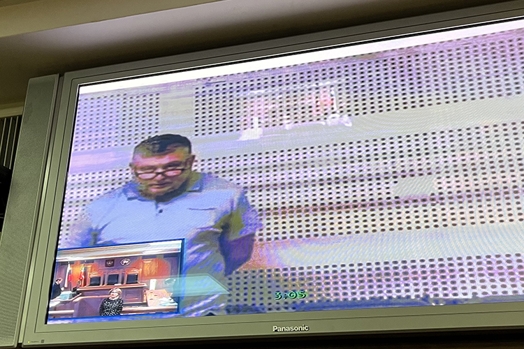 Черкасин был подключен по видеосвязи из СИЗО-1. Он рассказал, что ему 55 лет, имеет высшее образование, до задержания жил в Казани и работал начальником службы безопасности «Волга-Автодор». Ранее не судим