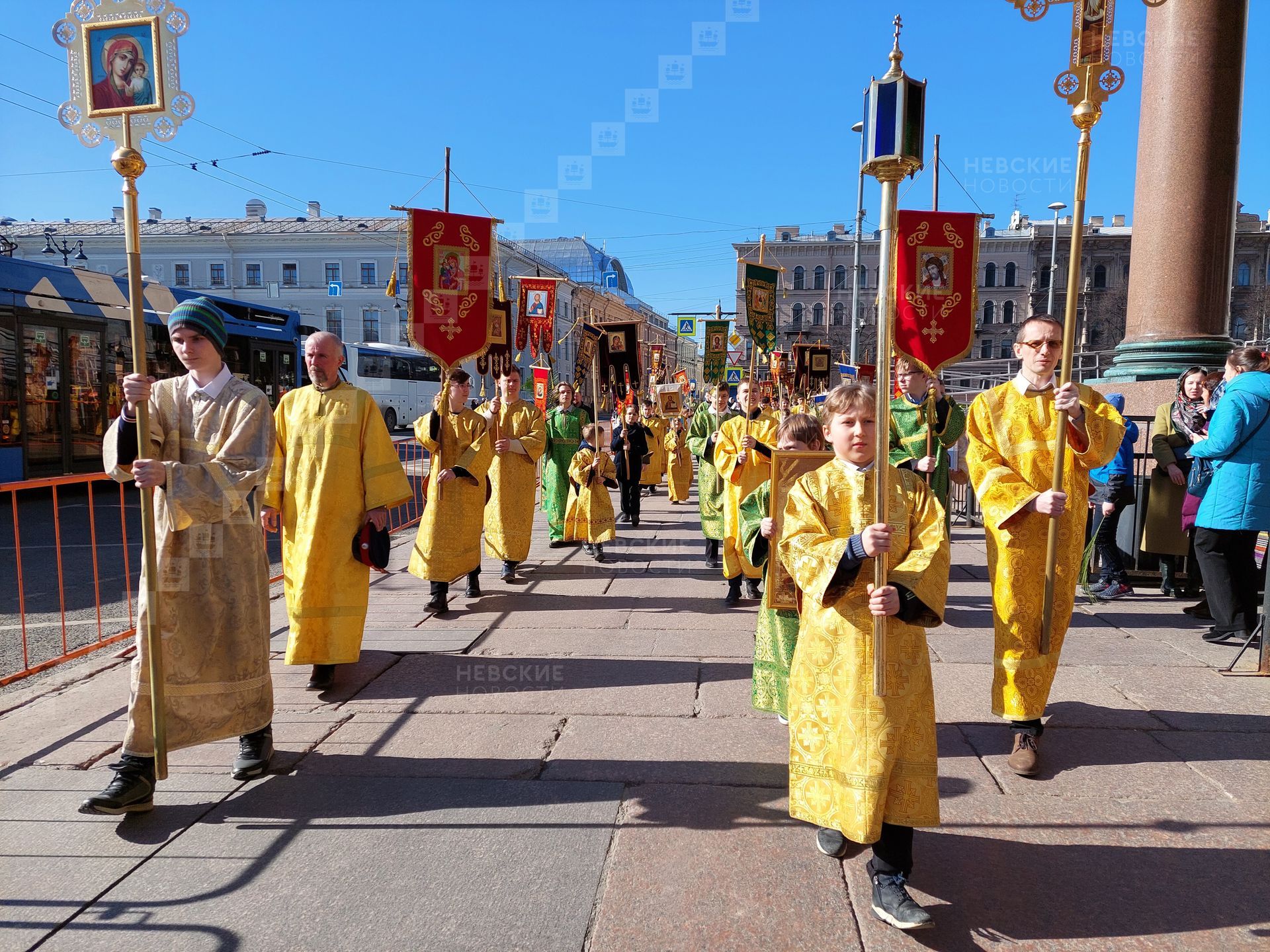 Транспорт на пасху в спб 2024. Крестный ход Пасха СПБ. Крестный ход Иерусалим Пасха. Пасхальная литургия.