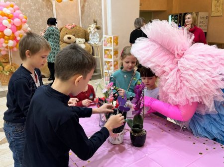 Семьи с детьми отметили День матери в театре