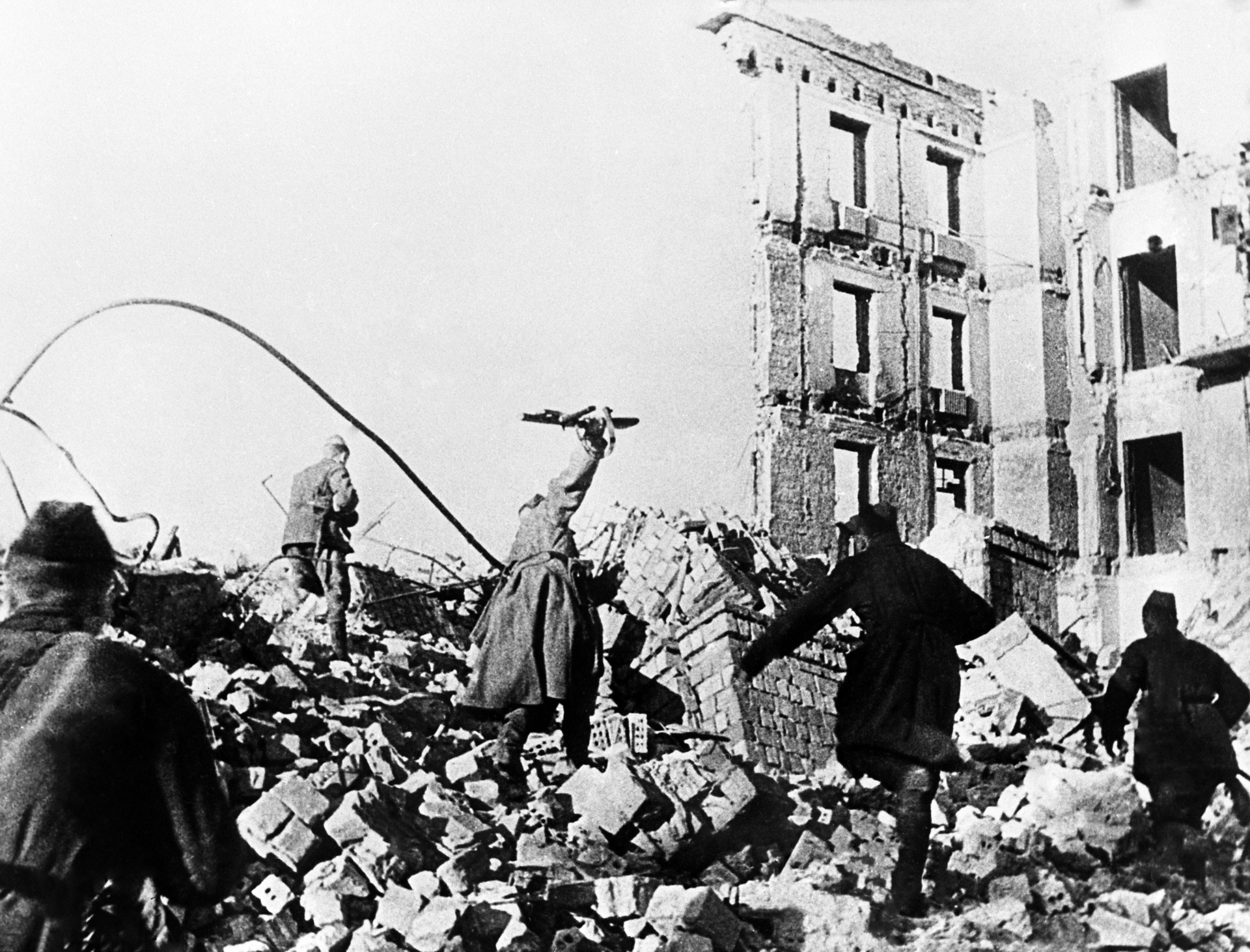 После освобождения. Бомбардировка Сталинграда 23 августа 1942. Битва за Киев 1943. Киев ВОВ 1941. Сталинград 1943г мирные жители
