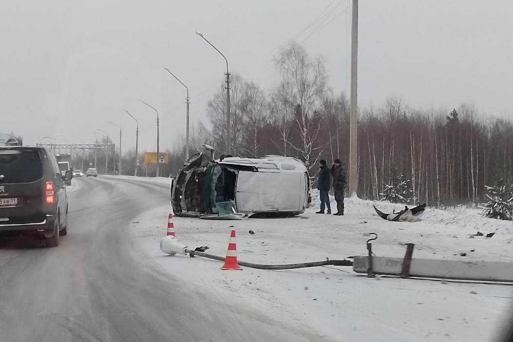 В Сыктывкаре девушка на иномарке снесла столб и опрокинулась