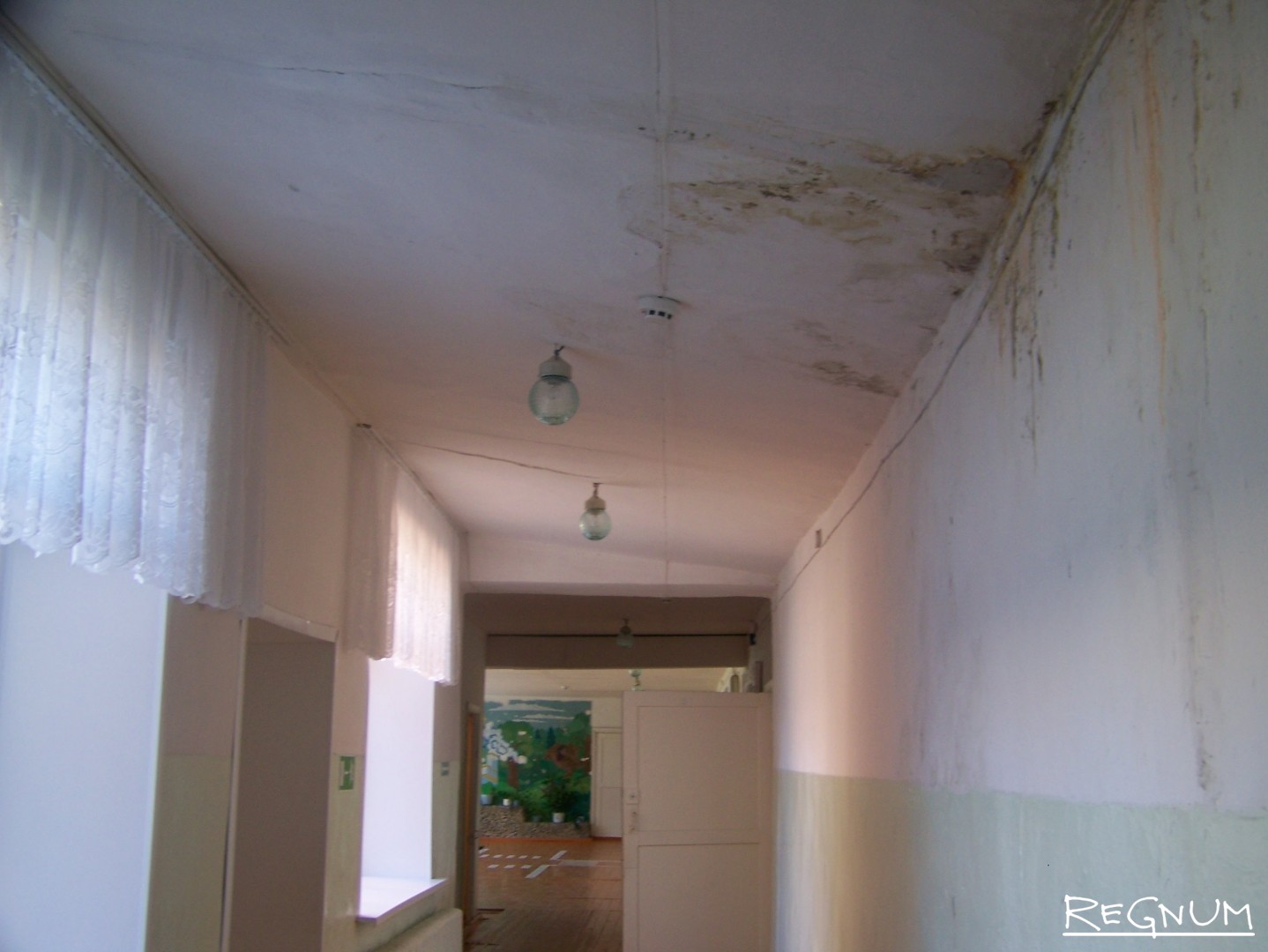 Так выглядит фрагмент потолка в Кучукской средней школе: потеки образовываются из-за протекающей крыши. День знаний. 